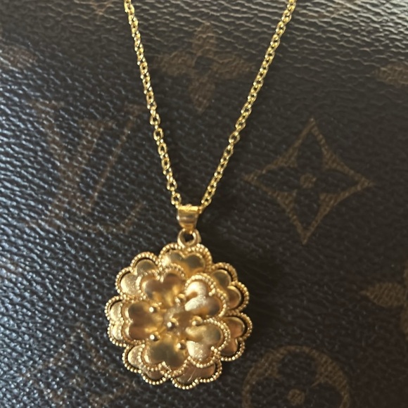 Jewelry - Beautiful Thai Flower Necklace